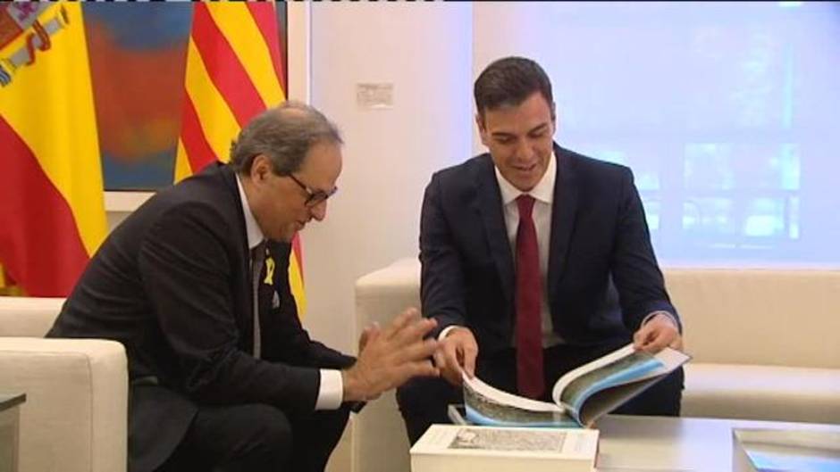 Cordialidad y sonrisas en el primer encuentro entre Sánchez y el president de la Generalitat