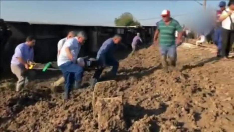 Al menos 10 personas han muerto y hay más 70 heridos tras un accidente de tren en Turquía.