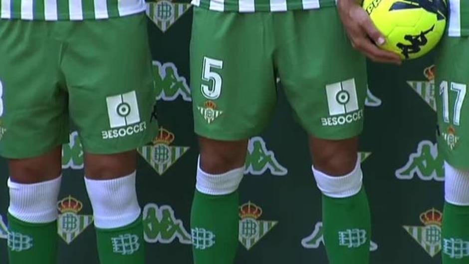 Joaquín y Bartra muestran la nueva equipación del Real Betis