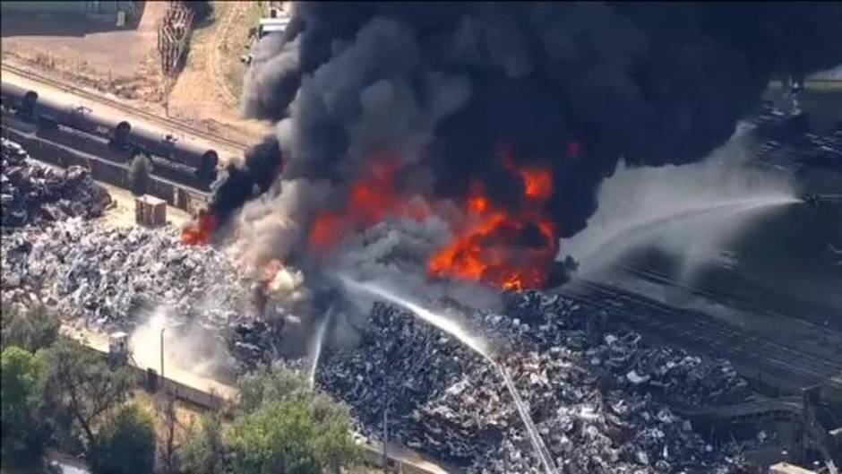 Un espectacular incendio consume una planta de reciclaje en Colorado (EEUU)