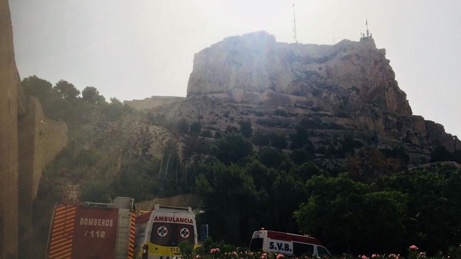 Espectacular rescate de un hombre herido grave en el Castillo de Santa Bárbara de Alicante