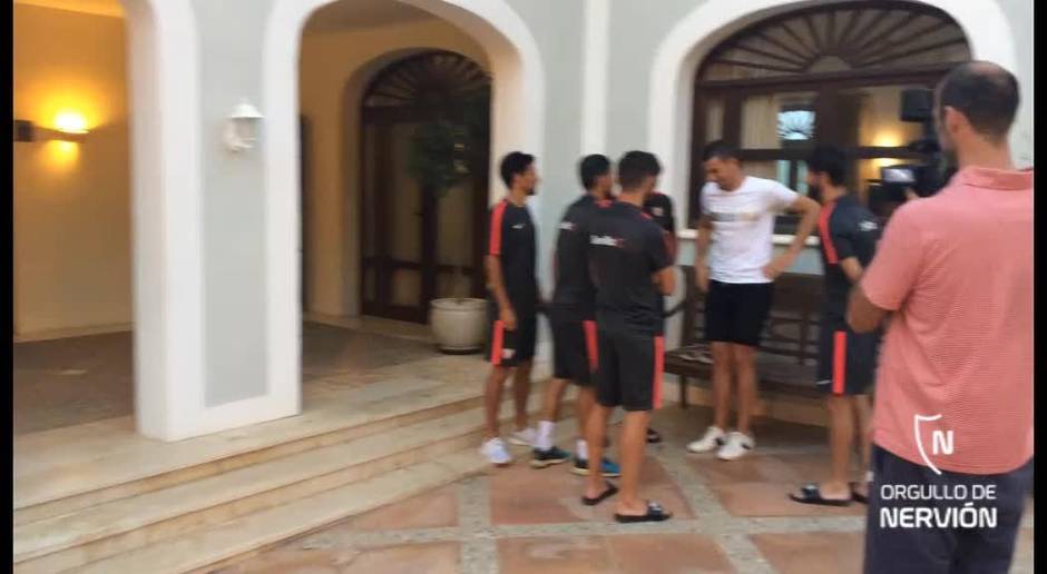 Así fue la cariñosa despedida a David Soria en la concentración del Sevilla en Benidorm