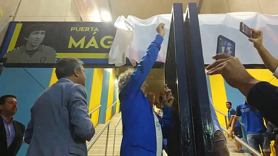 Mágico González inaugurando la puerta que lleva su nombre en el Estadio