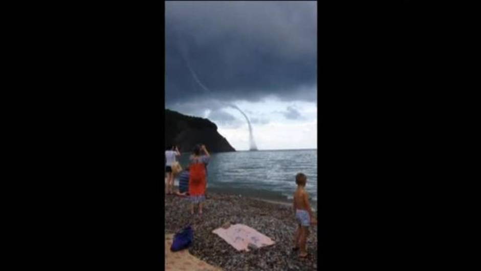 Una manga de agua sorprende a los turistas en Arkhipo-Osipovka, Rusia