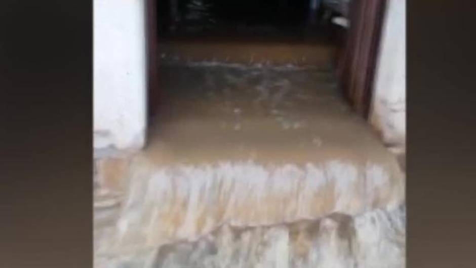 60 coches atrapados en las inundaciones de Santillana de Mar