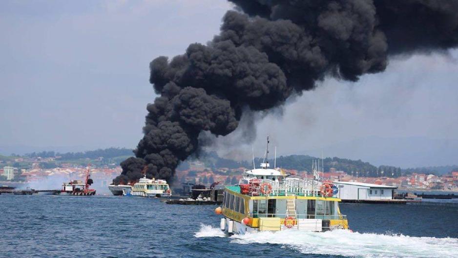 Una impresionante nube de humo negro pone en alerta a la ría de Arosa