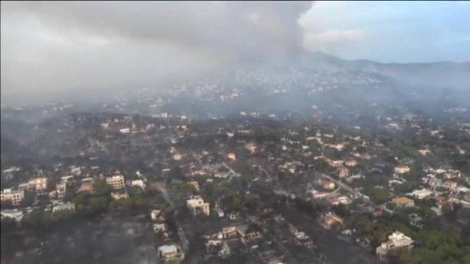 Imágenes aéreas de los incendios que asolan los alrededores de Atenas