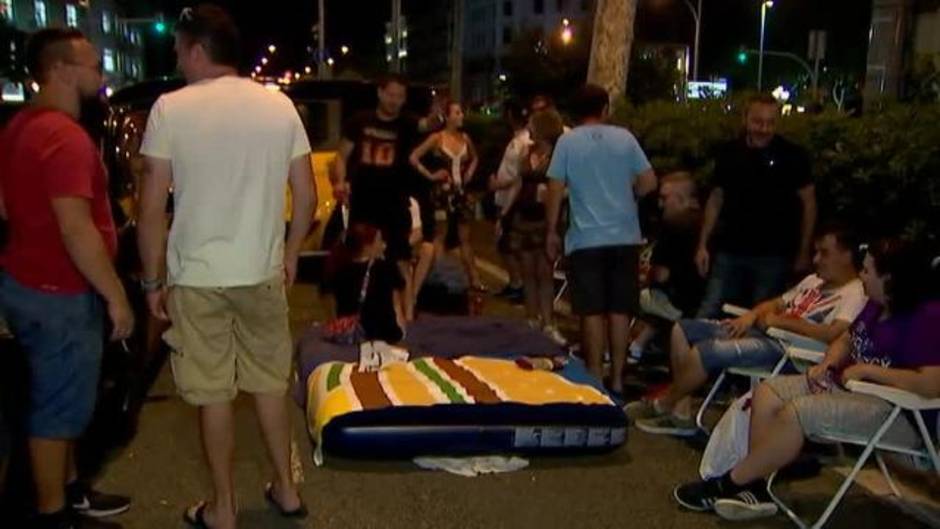 Los taxistas de Barcelona siguen acampados en plena Gran Vía por tercera noche consecutiva