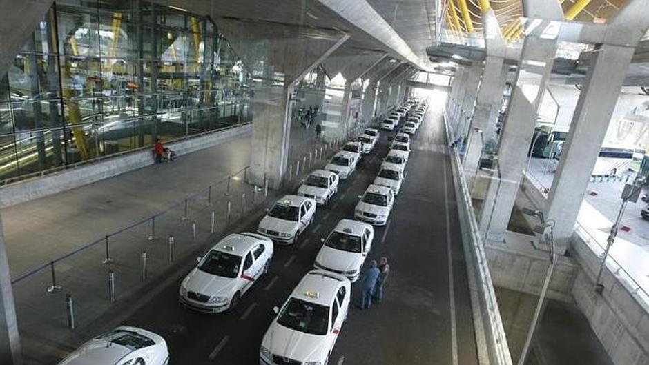 Sonora protesta de los taxis en el aeropuerto Adolfo Suárez Madrid-Barajas