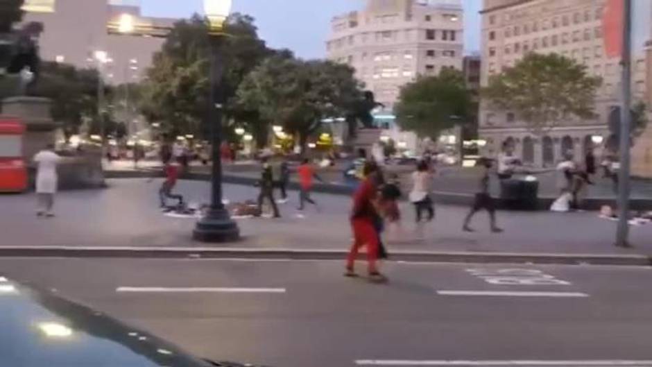 Un grupo de manteros agreden a un turista en Barcelona