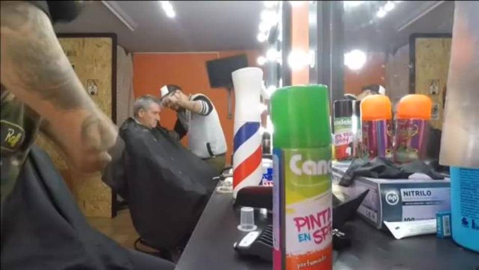 Un peluquero argentino sin manos crea tendencia en su peluquería hipster