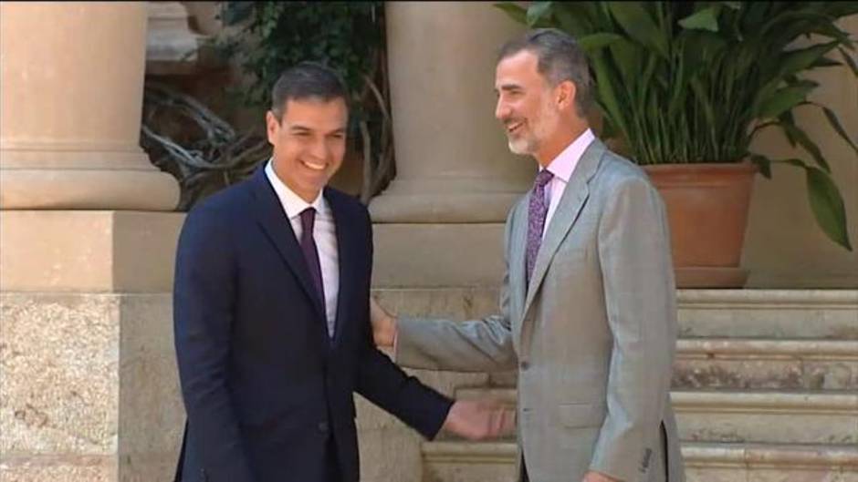 Felipe VI recibe a Pedro Sánchez en el Palacio de Marivent