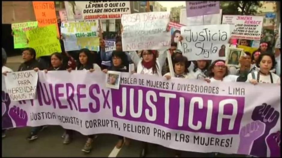 Miles de mujeres se manifiestan en Perú para exigir una reforma del sistema de justicia patriarcal