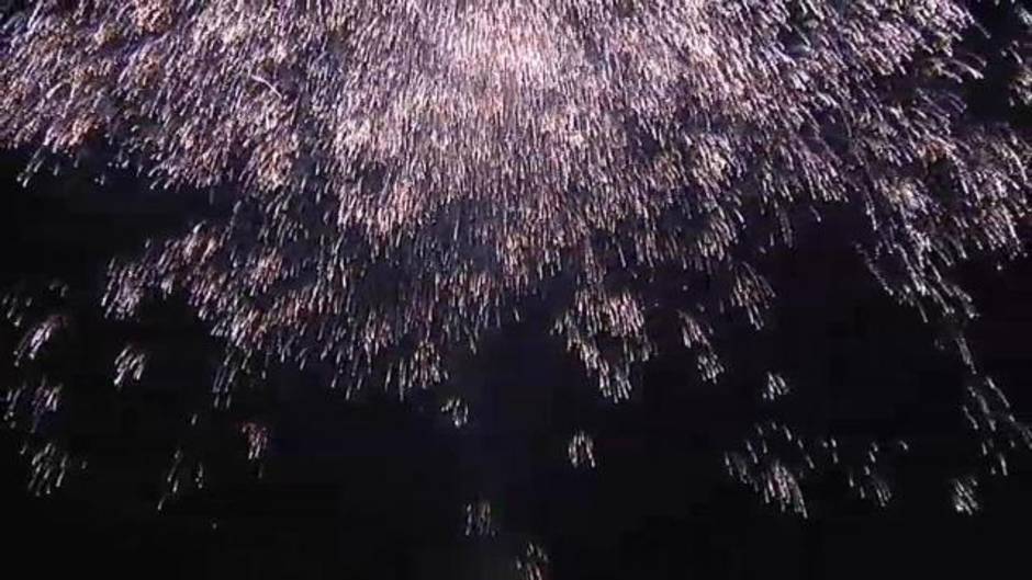 Elche se ilumina con su tradicional 'Nit de l´Albá' tras quemar 2.000 kilos de pólvora