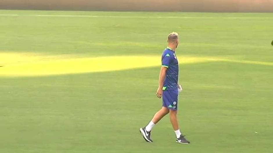 Miles de aficionados arropan al Betis antes de recibir al Levante