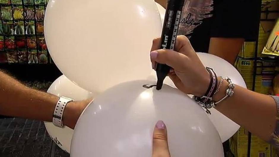 Suelta de globos en Las Ramblas en homenaje a las víctimas del atentado