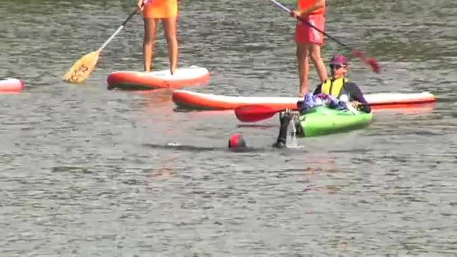 Carlos Peña logra nadar 24 horas en el Urumea por un reto solidario: dar visibilidad a la retinosis pigmentaria