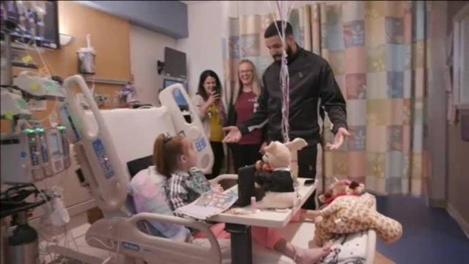 El rapero Drake visita por sorpresa a una niña hospitalizada en Chicago que soñaba con conocerle