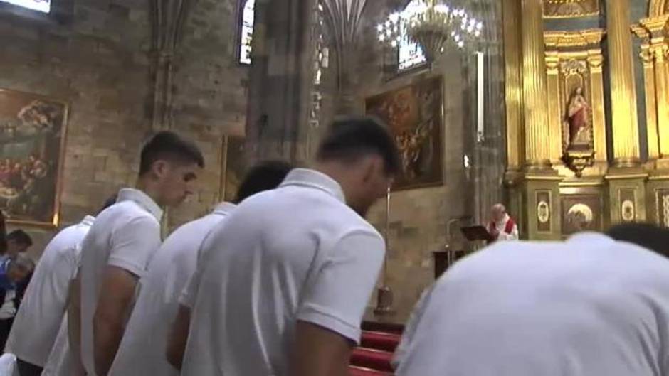 El Athletic de Bilbao realiza su tradicional ofrenda a la Virgen de Begoña