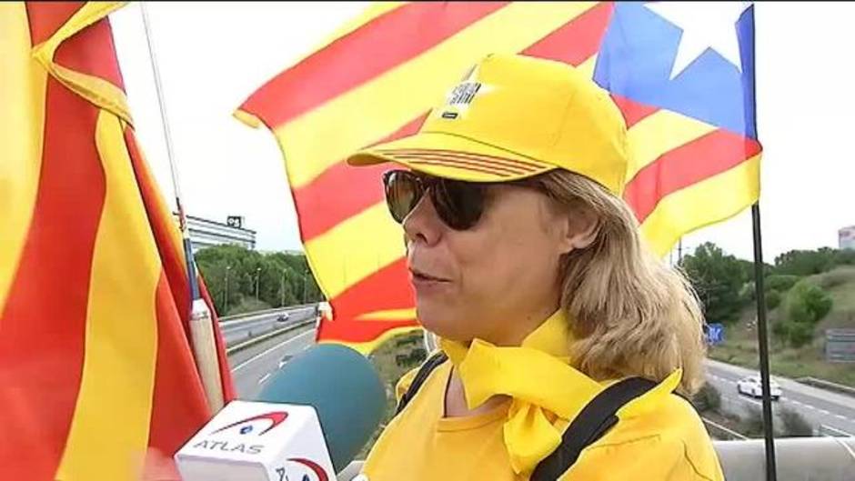 La simbología independentista copa los puentes en Cataluña