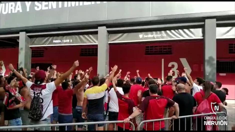 La afición del Sevilla se prepara para ir al derbi