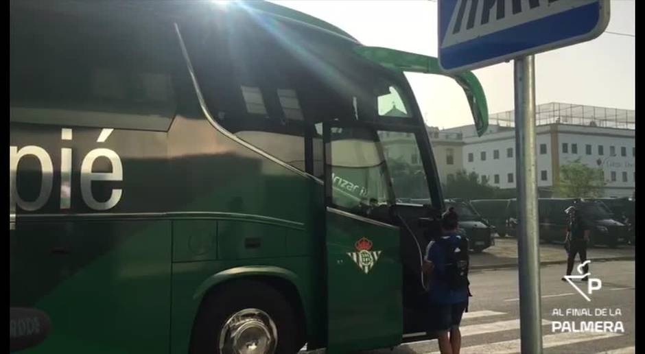 Así llegó el autobús del Betis al derbi