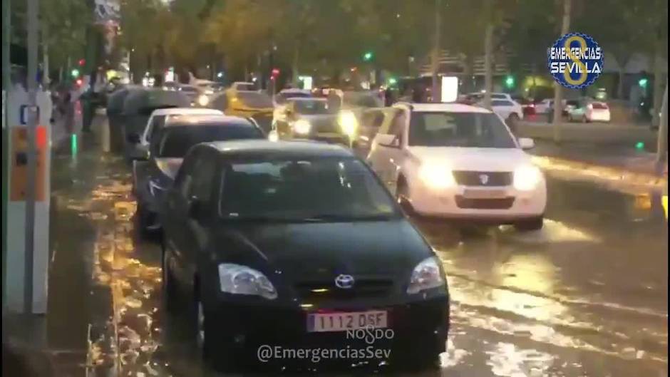 Inundación en la avenida Diego Martínez Barrio