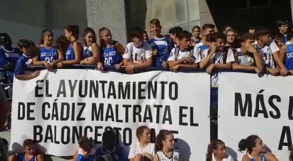 Protesta del deporte base en Cádiz por la gestión de los horarios de las instituciones municipales
