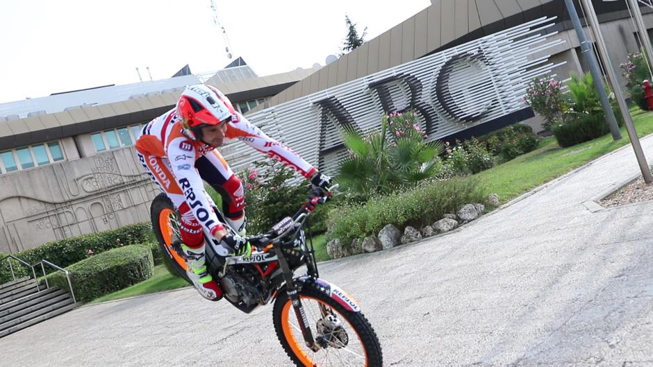 Las cabriolas de Toni Bou en la redacción de ABC