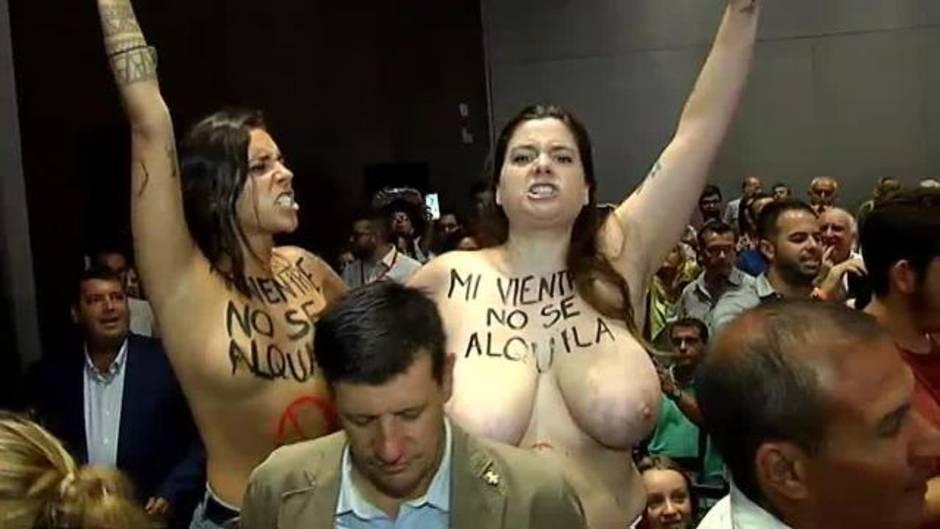 Activistas de Femen increpan a Albert Rivera a propósito de la gestación subrogada