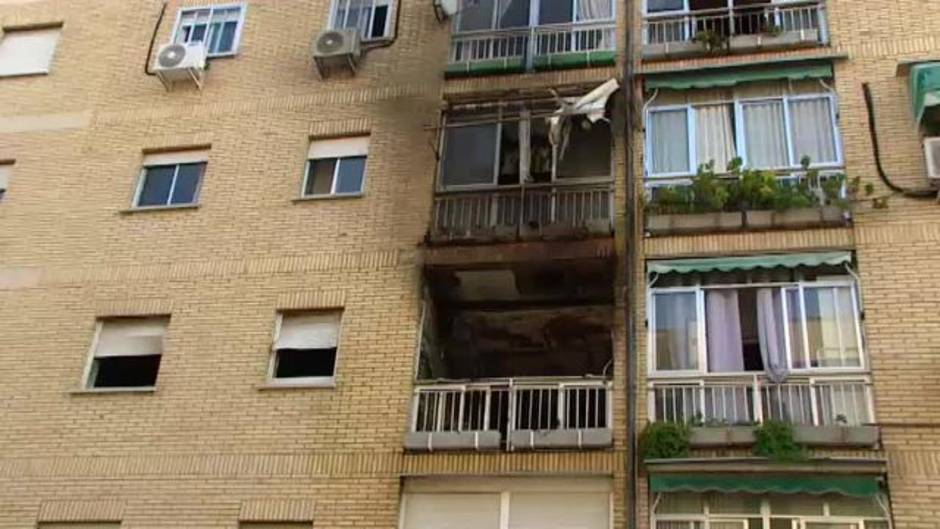 Un aparatoso incendio en Parla (Madrid) acaba con 16 vecinos desalojados y dos heridas graves