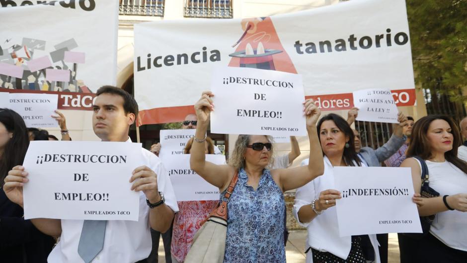 Trabajadores de Tanatorios de Córdoba protestan ante Urbanismo por la licencia al proyecto de Cecosam