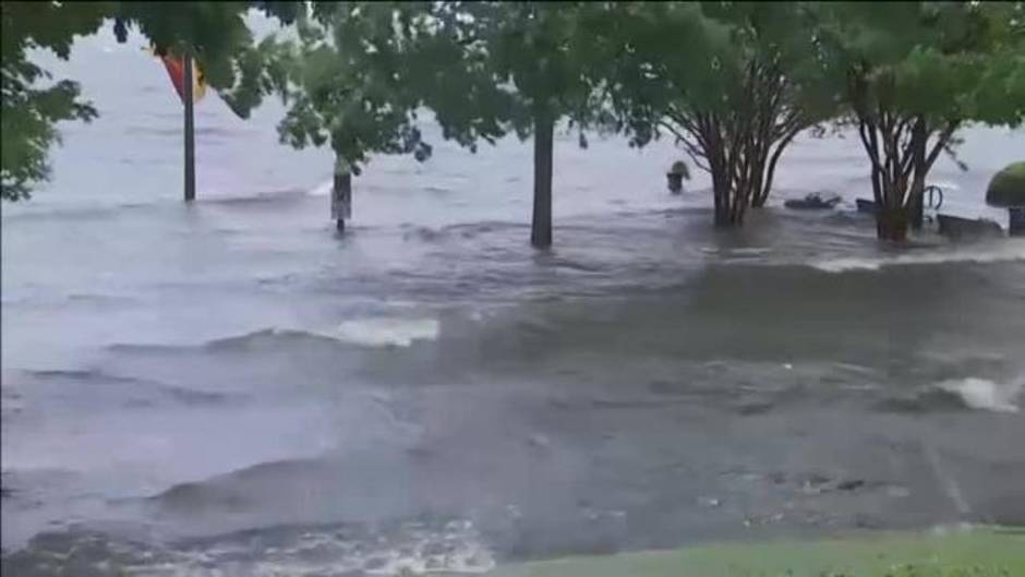 El huracán Florence toca tierra en Carolina del Norte