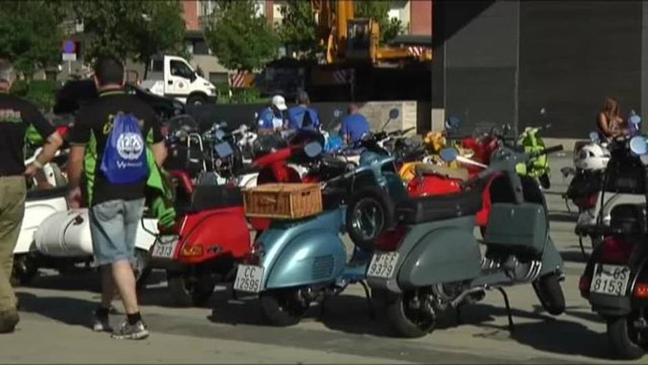 Aficionados a las vespas se concentran en Valladolid