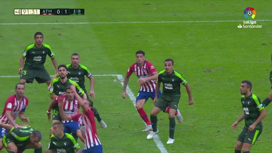 Godín la manda al larguero en el Atlético de Madrid 1 - 1 Eibar