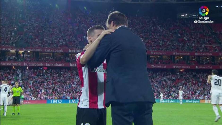 Cariñoso abrazo entre Muniain y Lopetegui