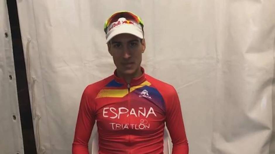 Mario Mola celebra su triunfo como tri-campeón del mundo en Triatlón