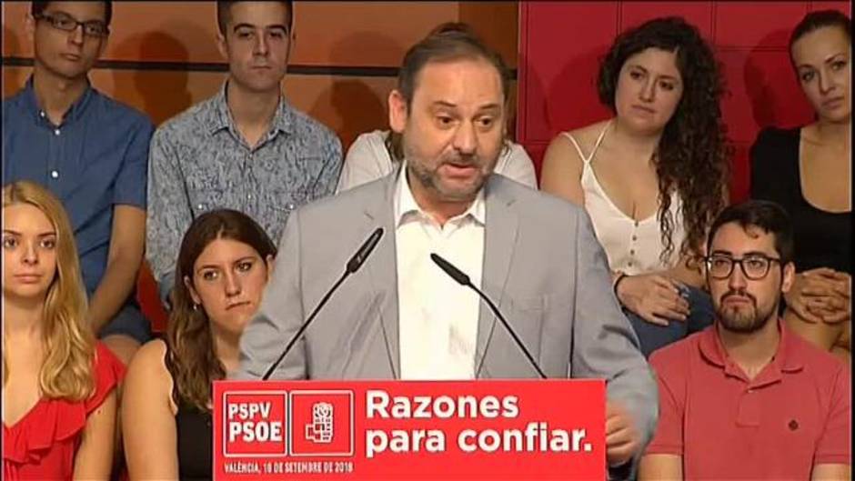 Ábalos reclama a Rivera una disculpa por sembrar dudas en torno a la tesis de Pedro Sánchez