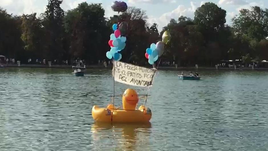 El «patito feo» de la Policía Municipal se baña en el estanque del Retiro