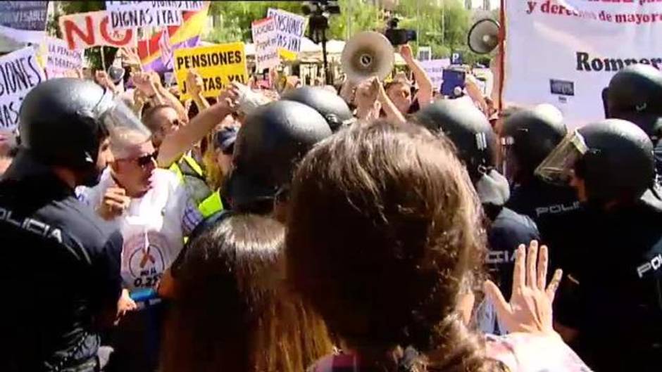 Tensión en el Congreso entre pensionistas y policía