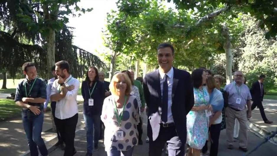 Sánchez enseña a visitantes los jardines de la Moncloa