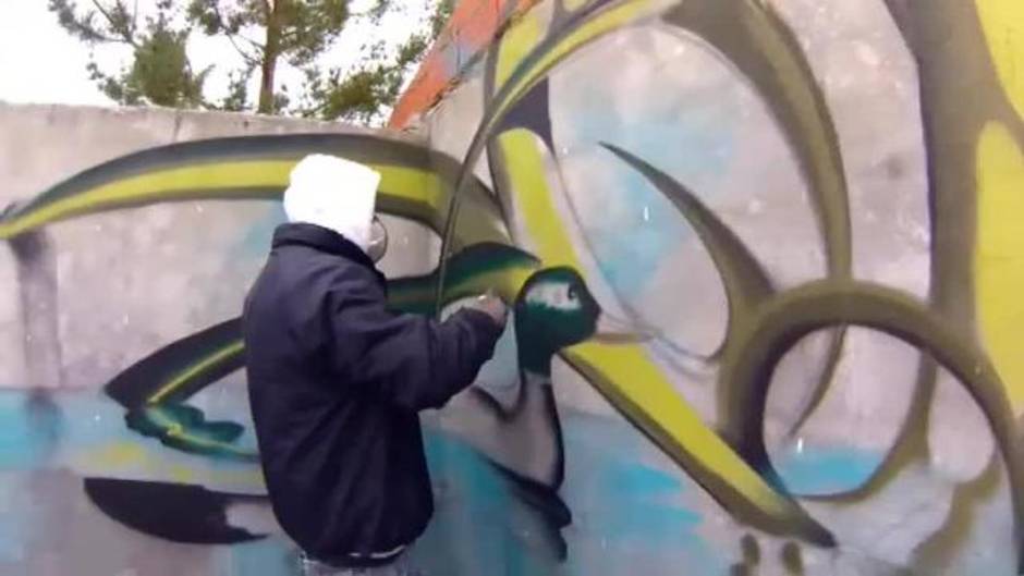 Un artista urbano utiliza la perspectiva para hacer grafitis en 3D