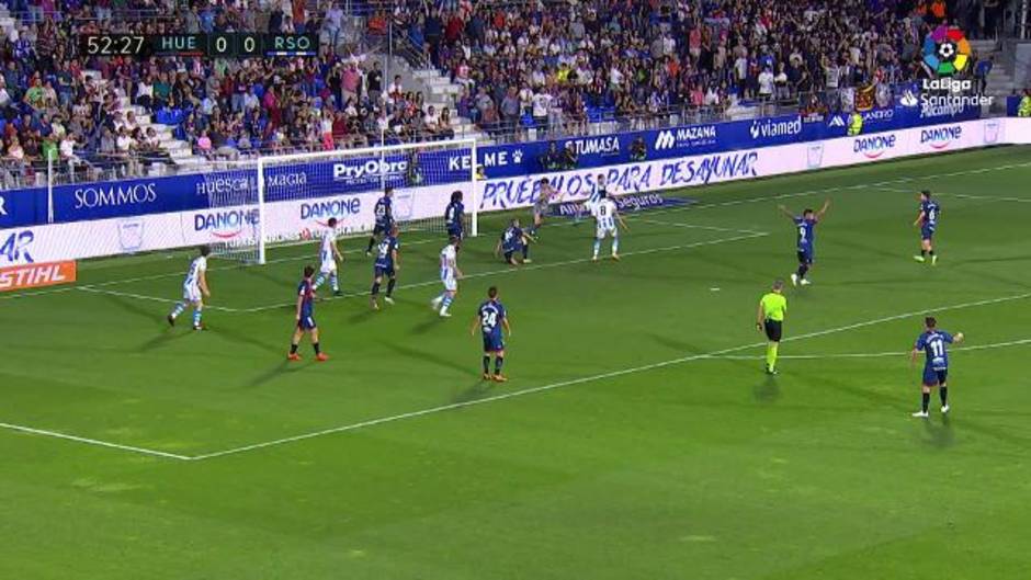 Jugada anulada por falta de Juanmi en el Huesca 0-1 Real Sociedad