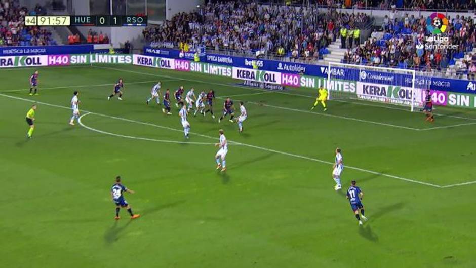 Palo del Huesca en el descuento en el Huesca 0-1 Real Sociedad