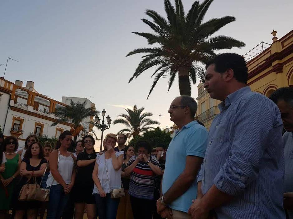 Los vecinos de Arahal se concentran en memoria de su paisana asesinada en Úbeda