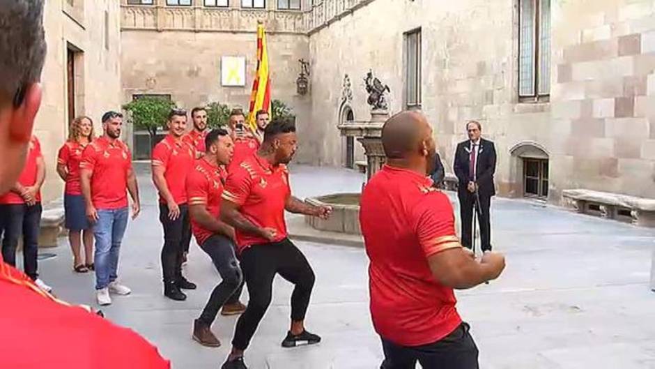 Los Dragons Catalans interpretan una haka para Quim Torra