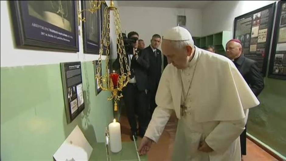 El papa Francisco rinde homenaje a las víctimas del Holocausto y de la KGB en Lituania