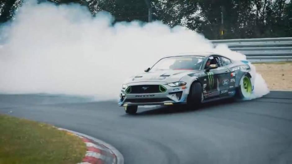 Un Ford Mustang de 900 CV recorre el circuito de Nurburgring derrapando