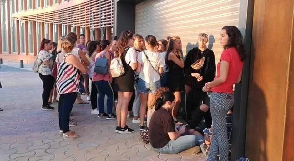 Expectación en la apertura del centro comercial de Torre Sevilla