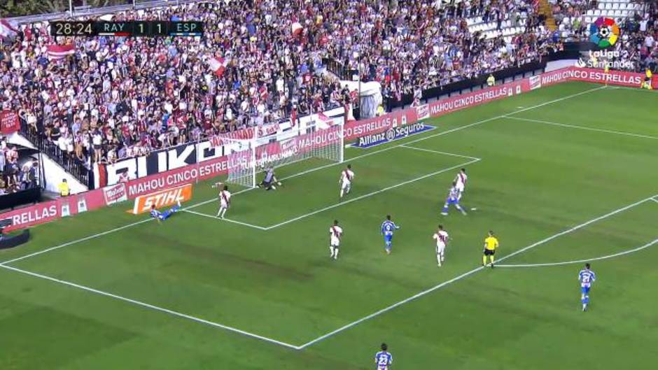 Gran parada salvadora del portero del Rayo Vallecano